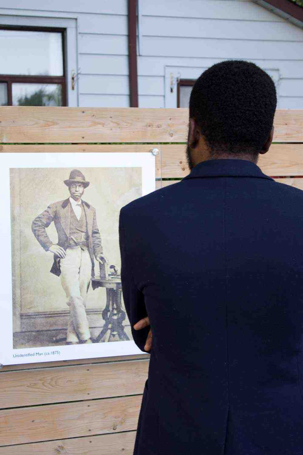 Visiteur admirant l’exposition Redefining Black Identity