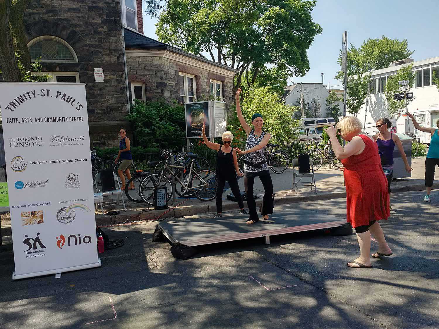 Les danseurs de Nia with Martha devant le Trinity-St Paul’s Centre dans le cadre de l’Annex Street Festival (Photo : Kendra Fry)