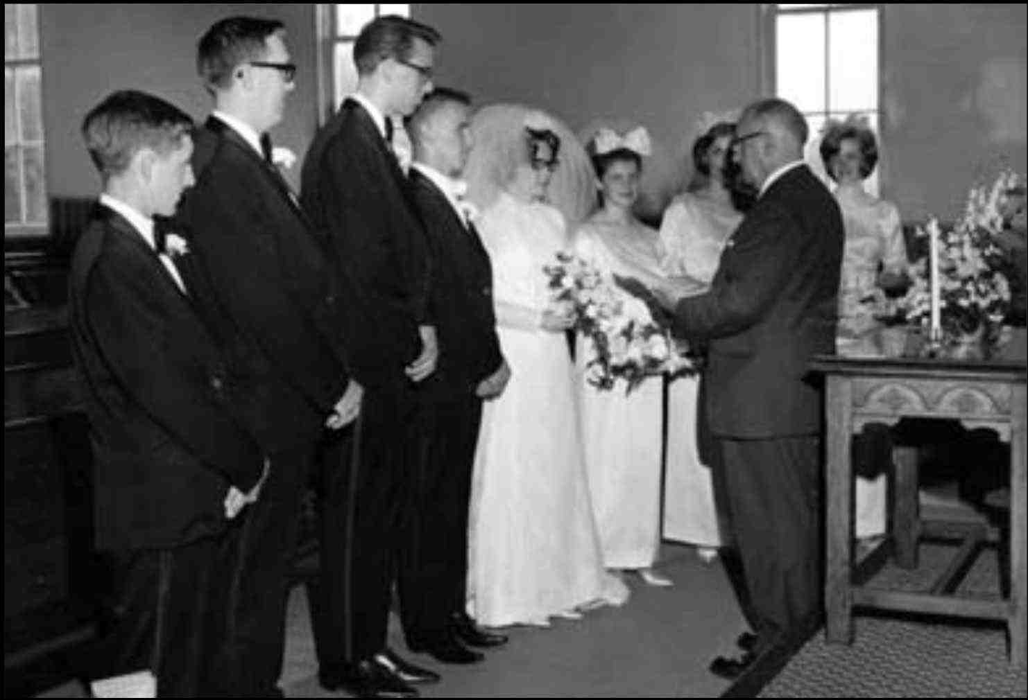 Alfred Fry, grand-père de Kendra Fry, officiant lors d’un mariage