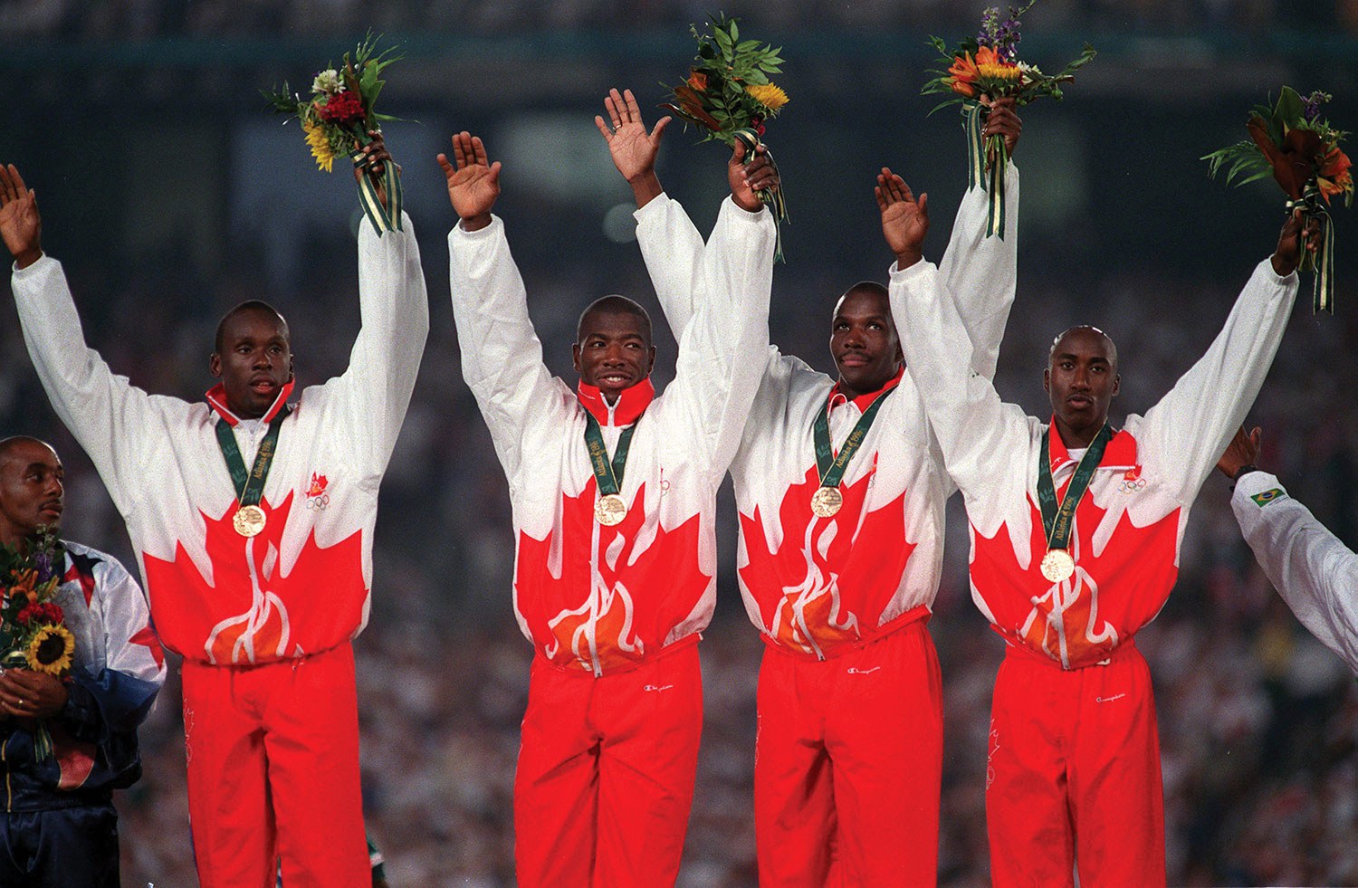 Cérémonie de remise de la médaille d’or du relais masculin 4 x 100 mètres, 1996 (Bruny Surin, Glenroy Gilbert, Donovan Bailey et Robert Esmie). Photo avec l’aimable autorisation du Comité olympique canadien.