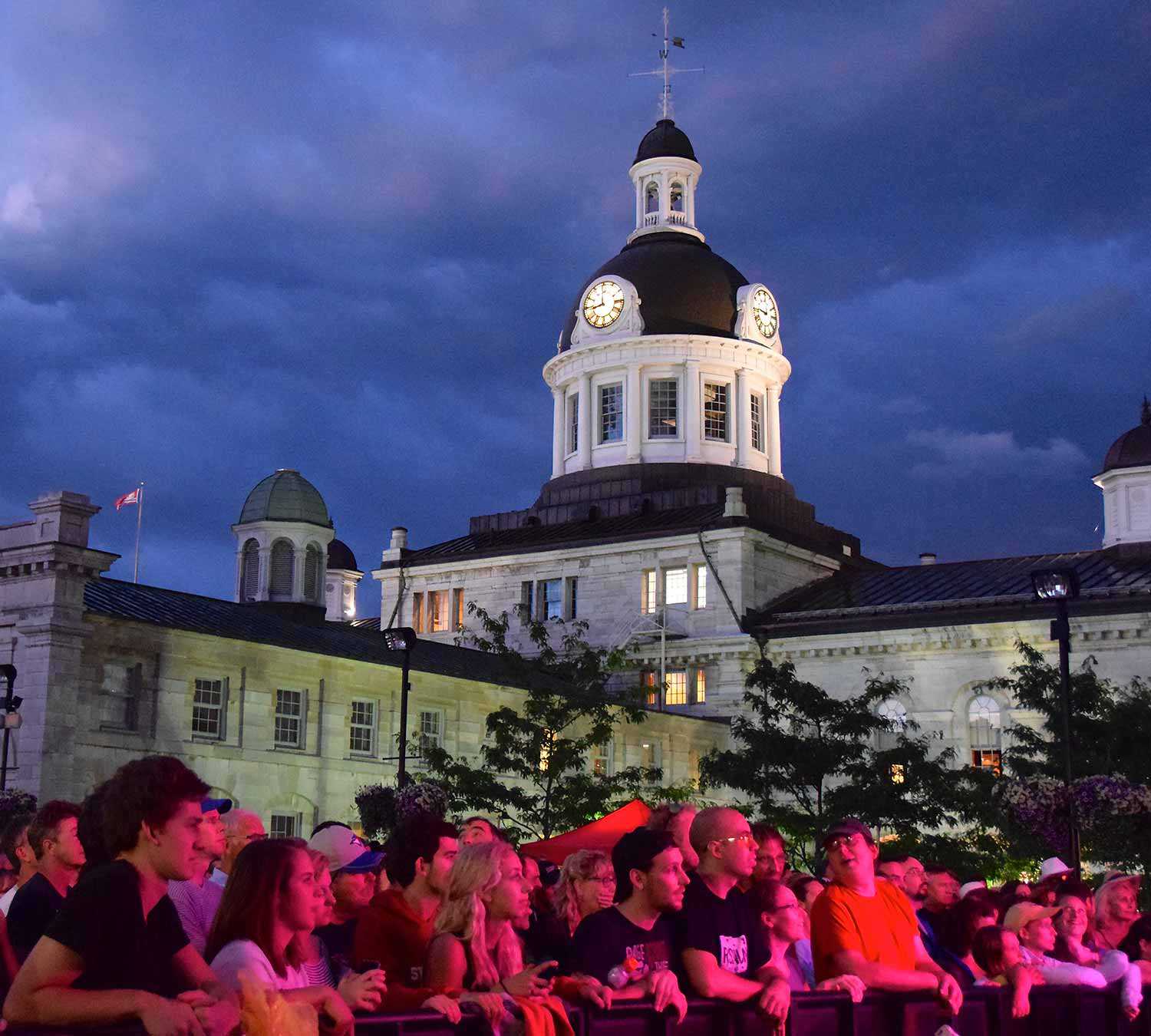 Lieu historique national du Canada de l’Hôtel-de-Ville-de-Kingston pendant le programme « cinéma sur la place ».