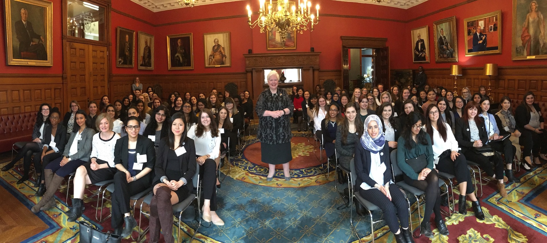 La lieutenante-gouverneure pose avec les déléguées ontariennes des Héritières du suffrage à l’occasion d’une conférence et d’une simulation parlementaire.