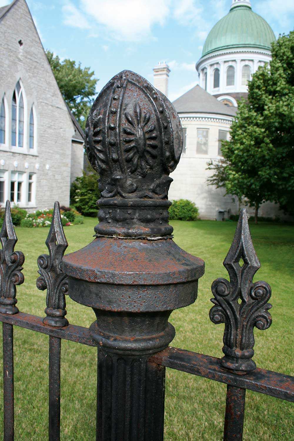 Les détails minutieux qui ornent la barrière entourant St. George’s Cathedral, à Kingston, en font un élément notable du panorama de l’église