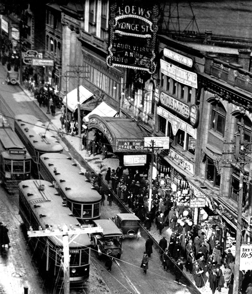 À l’extérieur du théâtre Loew de la rue Yonge dans les années 1920 (Photo : Toronto Transit Commission)