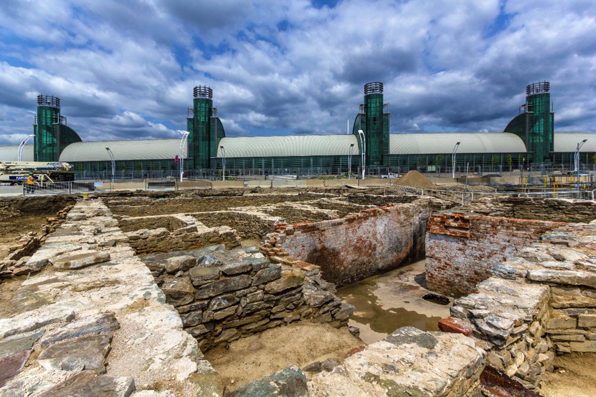 Fouilles archéologiques sur le site New Fort (AjGu-32). Les fondations observables ici  semblent correspondre à New Fort, un complexe de 3,2 ha comprenant des édifices et  des dépôts souterrains construit en 1841 pour fournir de nouvelles installations à la  garnison militaire de Toronto. Le site a été renommé Stanley Barracks en 1893.  Photo : John Howarth