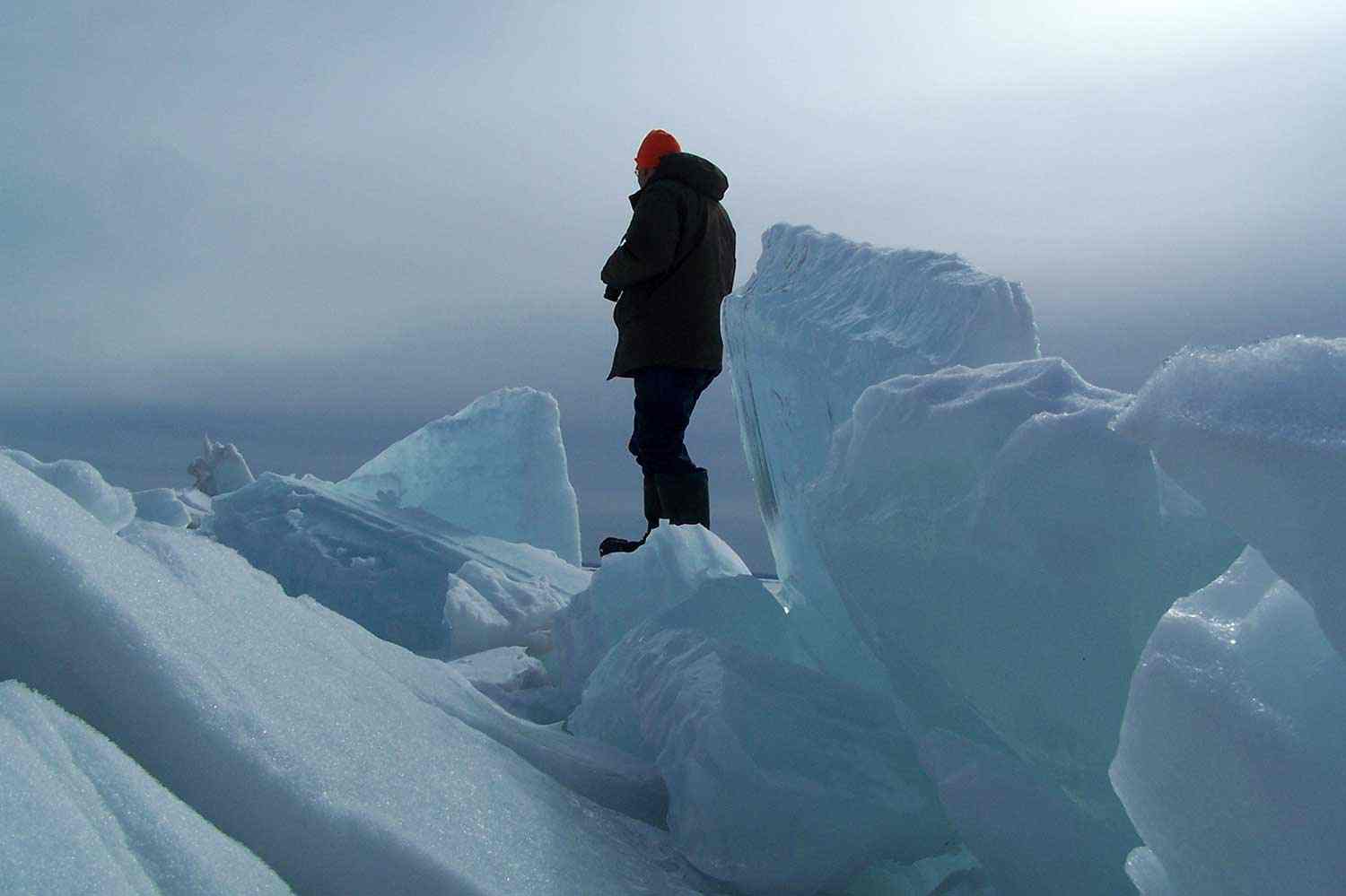 Un homme de terrain sur des ondins glaciels surplombant le lac Nipissing, sur l’île Great Manitou, en 2010.