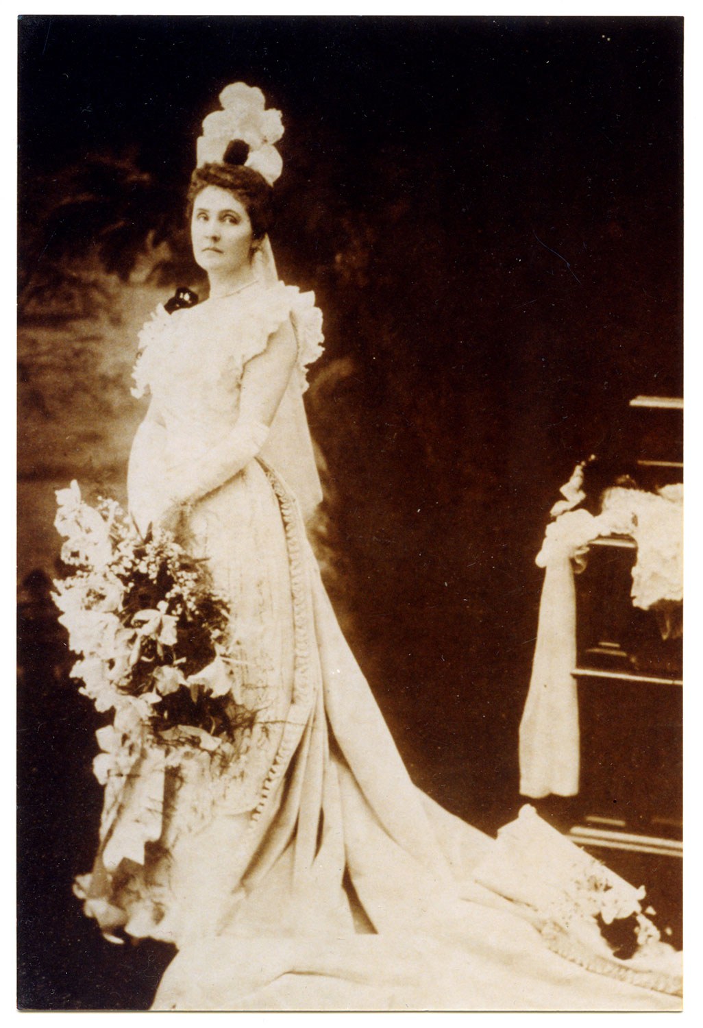 Mary Fulford, vêtue pour sa présentation à la cour de la reine Victoria vers 1900