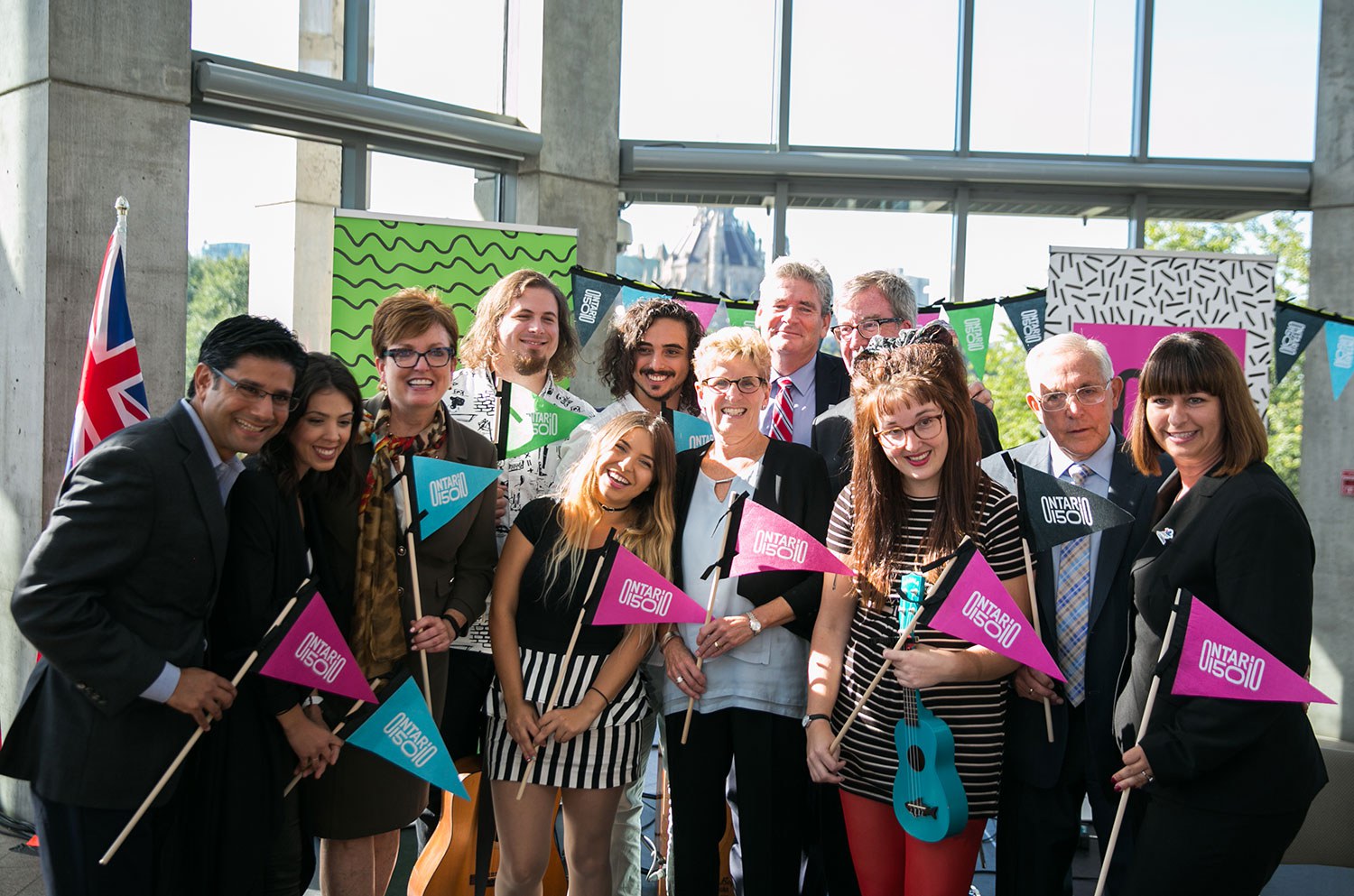 La première ministre Wynne, la ministre McMahon, le maire Watson et des députés d’Ottawa accompagnent les musiciens de Ginger Ale & The Monowhales à la fête donnant le coup d’envoi aux célébrations d’Ontario150