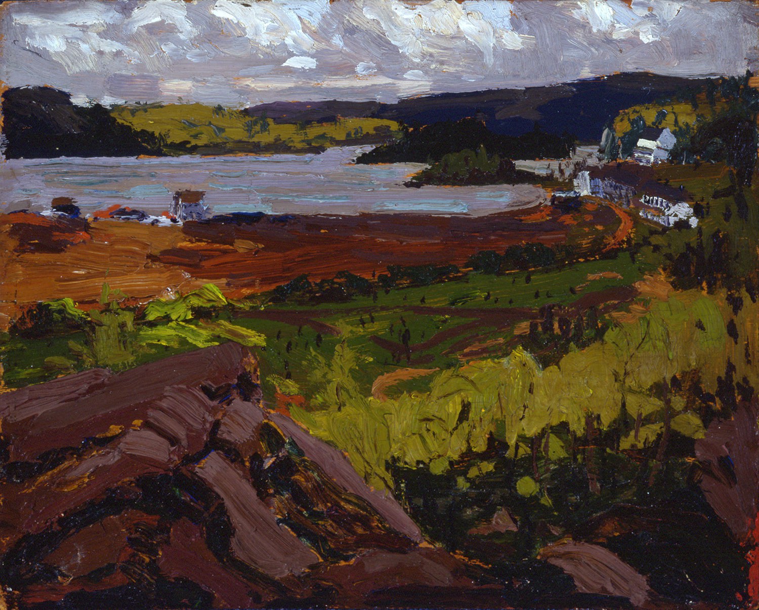 Tom Thomson, Canoe Lake, Mowat Lodge, 1914, huile sur contreplaqué, 21,4 x 26,7 cm. Collection de la Galerie d’art Tom Thomson, Owen Sound. Don de la Fiducie du patrimoine ontarien et des héritiers de Stewart et Letty Bennett, 1988.