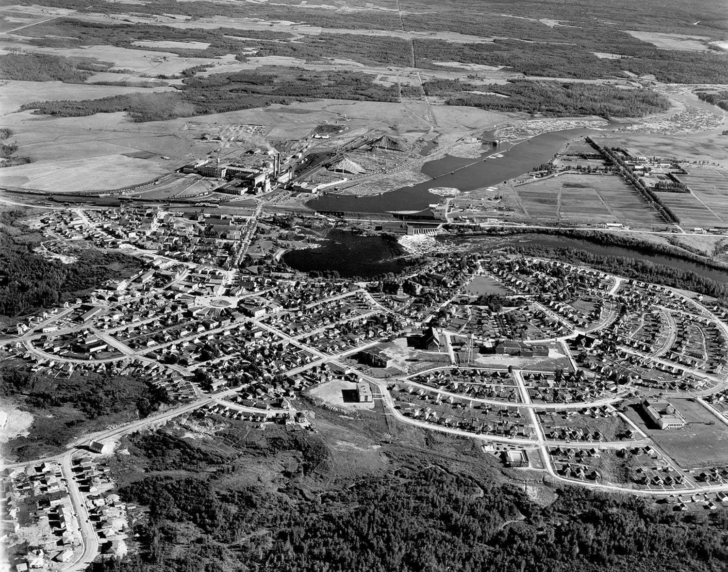 Photographie du site de la ville en 1930 prise du nord, vers l’usine (Avec la permission du musée commémoratif Ron Morel, Kapuskasing)