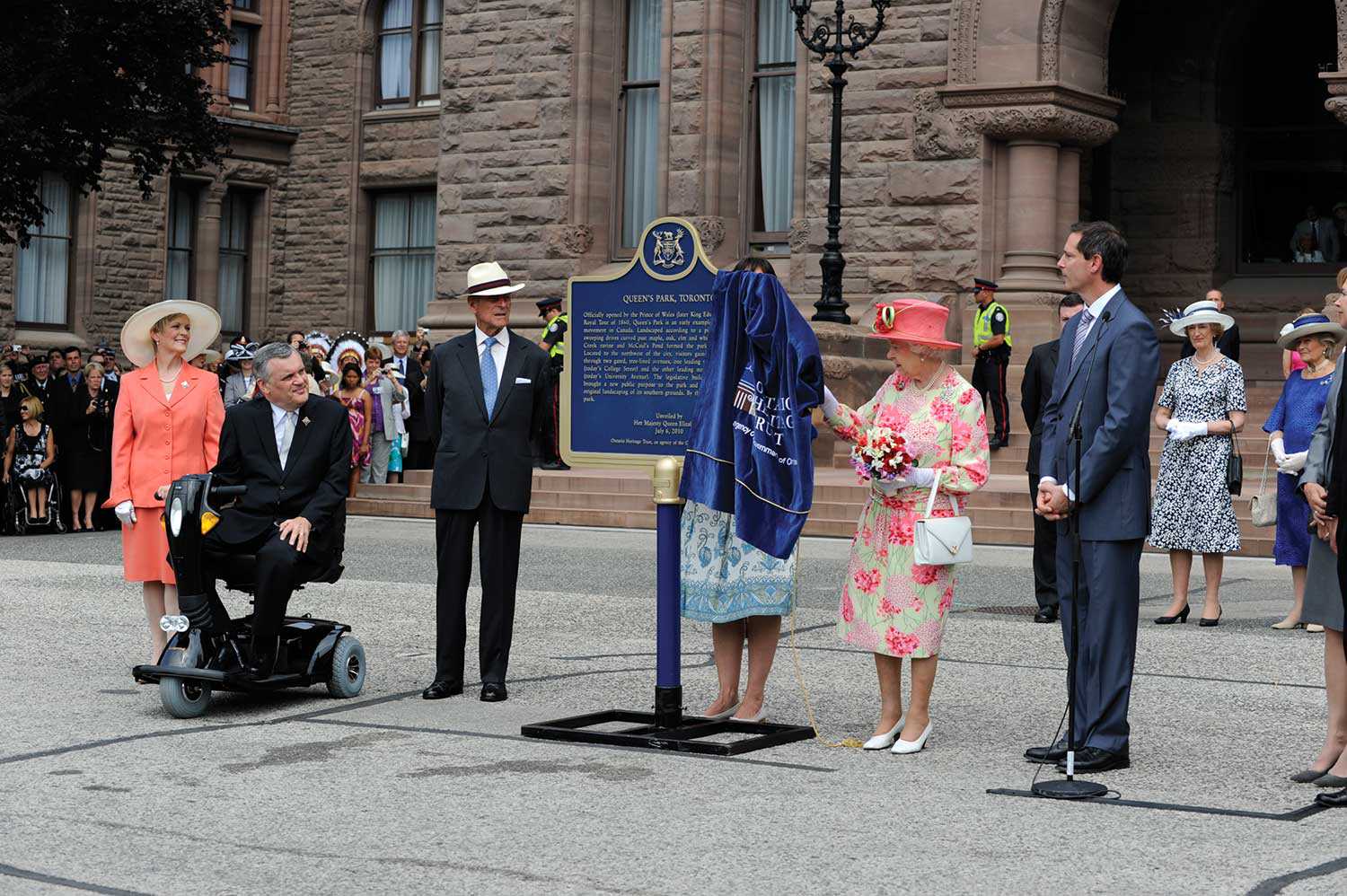 Le 6 juillet 2010, la Reine Elizabeth II a dévoilé une plaque provinciale pour commémorer le 150e anniversaire de Queen’s Park (Photo : Rick Chard)