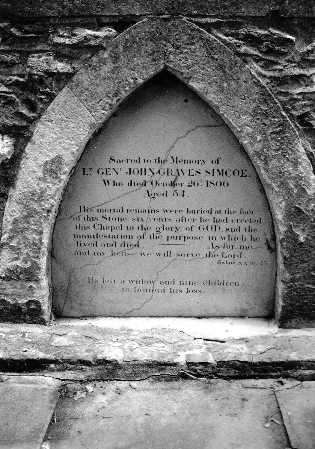 La pierre tombale de Simcoe est située près de la chapelle Wolford, dans le Devonshire, en Angleterre