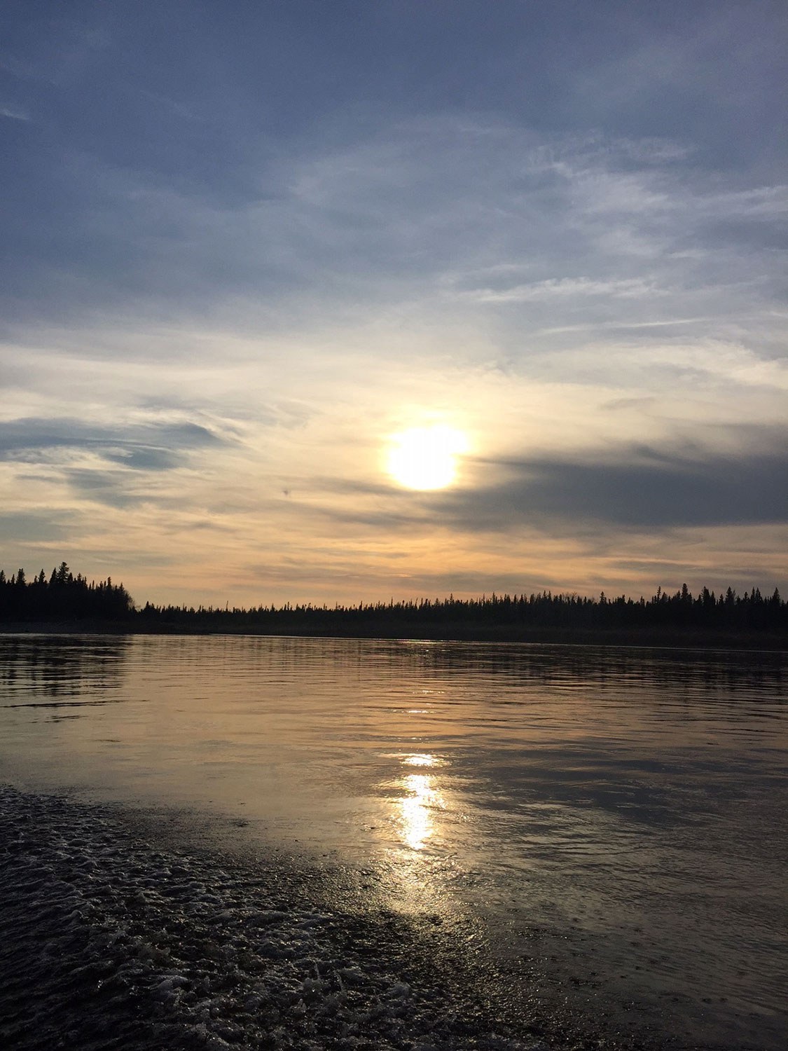 Coucher de soleil sur la rivière Moose à Moose Factory. (Photo : Stan Kapashesit)