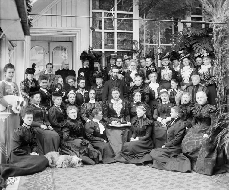 Photographie de groupe du Conseil national des femmes à Rideau Hall, à Ottawa. Source : Studio Topley/Bibliothèque et Archives Canada/PA-028034