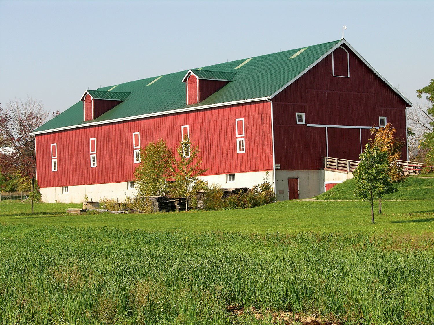 La grange Elliott-Harrop est un des nombreux bâtiments à visiter au Country Heritage Park.