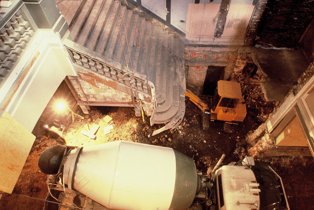 Le Centre des salles de théâtre Elgin et Winter Garden. En 1987, on a creusé un sous-sol sous le couloir du foyer et le grand escalier a été suspendu dans les airs.