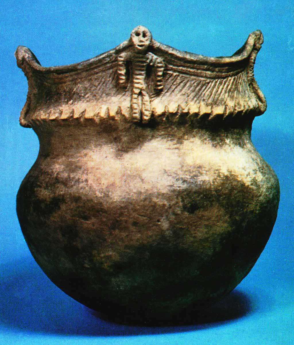 Pot en argile oneida, orné de figures distinctives à chaque angle supérieur
