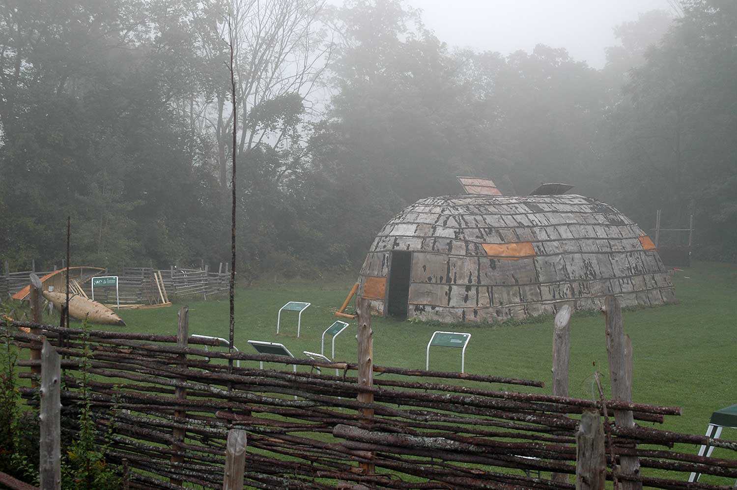 Reconstitution d’une longue maison et d’une palissade sur le site de Lawson