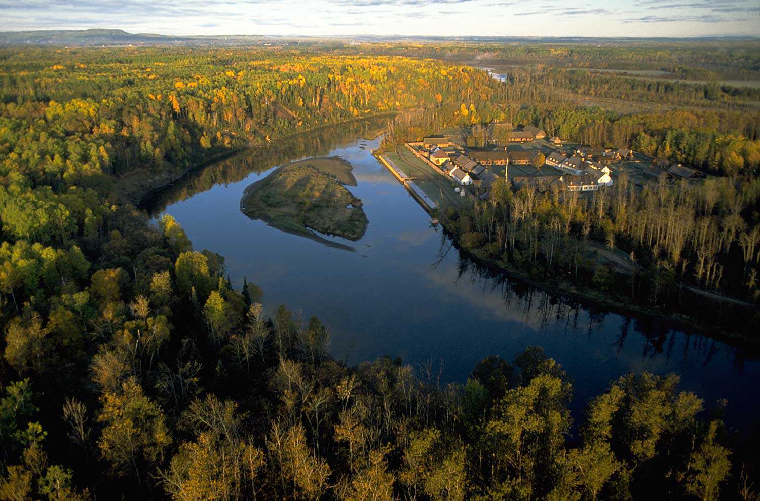 La ligne de partage des eaux de l’Arctique est le point culminant naturel où les rivières et les lacs coulent dans une direction vers la baie d’Hudson et dans l’autre vers les Grands Lacs. Sur la photo, le Vieux Fort William, à Thunder Bay (Photo © Tourisme Ontario 2008)