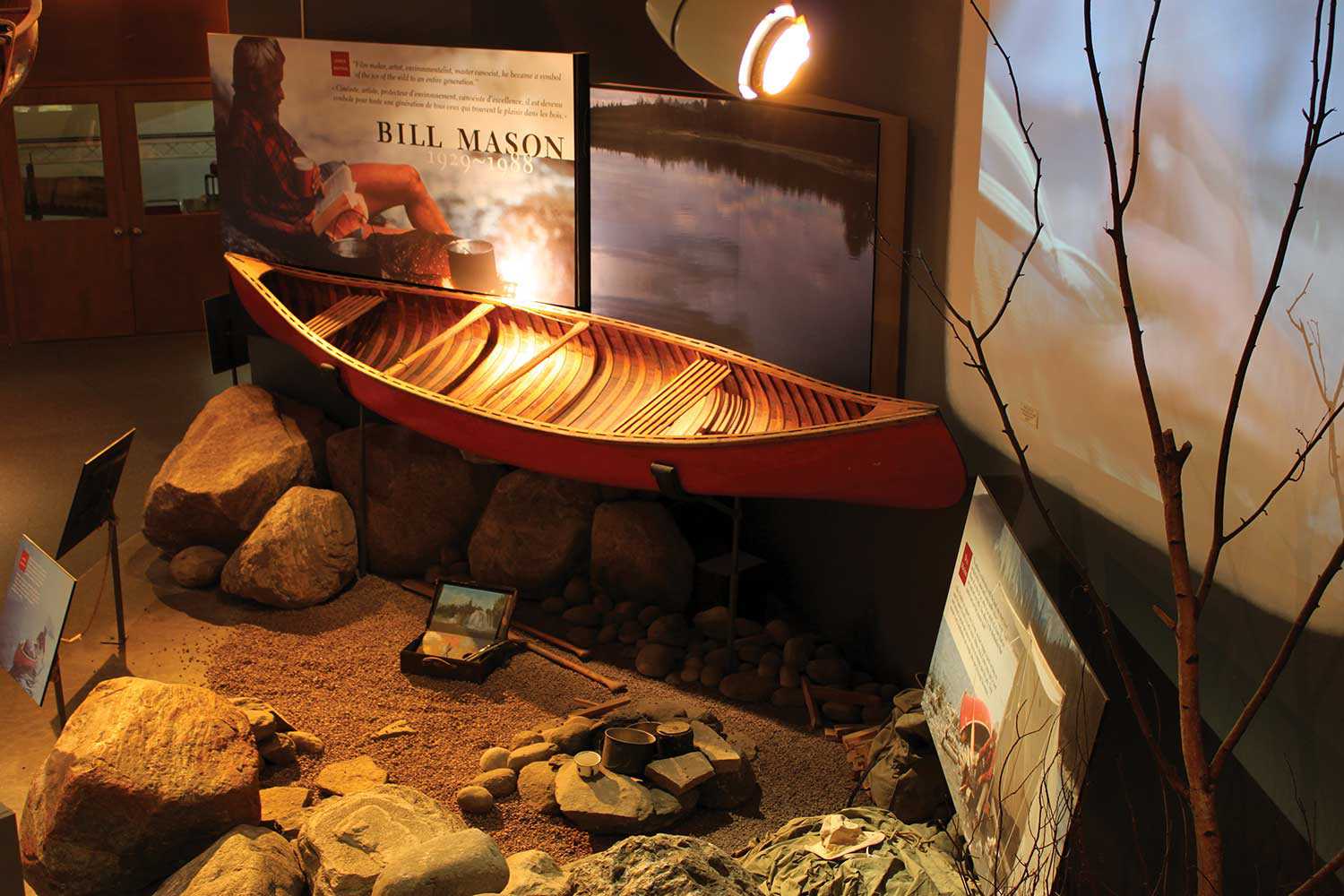 Le canot « Chestnut Prospector » de cèdre recouvert de toile rouge de Bill Mason, légendaire canoéiste, auteur et réalisateur (1929-1988) (Photographie gracieusement fournie par John Summers, Musée canadien du canot)