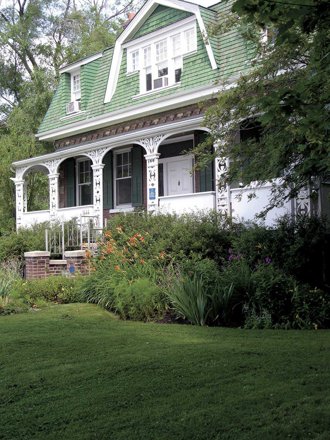 De nos jours, la propriété Ashbridge est célèbre dans le quartier est de Toronto pour ses jardins luxuriants. La propriété appartient à la Fiducie du patrimoine ontarien, qui l’exploite. Son importante collection d’objets et les découvertes archéologiques célèbrent l’évolution de la famille Ashbridge.