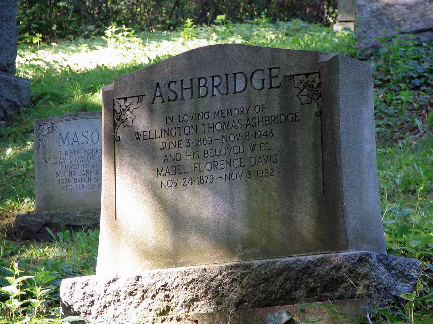 Wellington et Mabel, comme d’autres membres de la famille Ashbridge, sont enterrés dans la nécropole de Toronto.