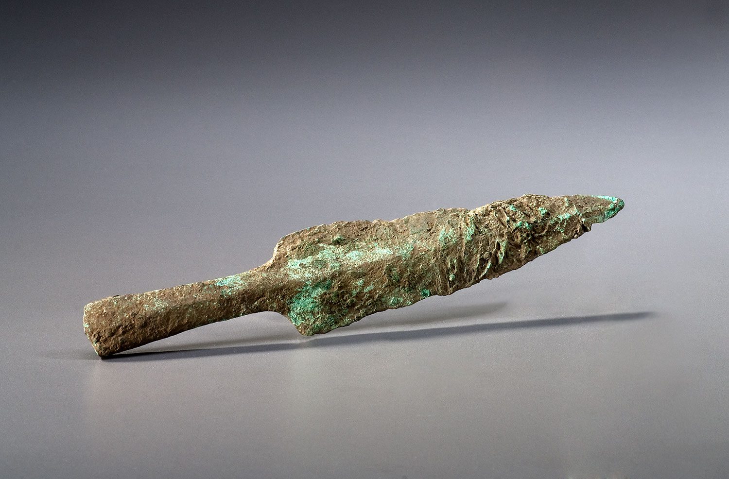 Couteau ou pointe de lance autochtone en cuivre du lac Supérieur, datant de la période archaïque moyenne, il y a environ 6 100 ans. Artéfact trouvé par Clyde Kennedy durant des fouilles effectuées en 1963 sur le site de l’Isle-aux-Allumettes-I (AL-1). Musée canadien de l’histoire, BkGg-11:1049, IMG2008-0583-0005-Dm.