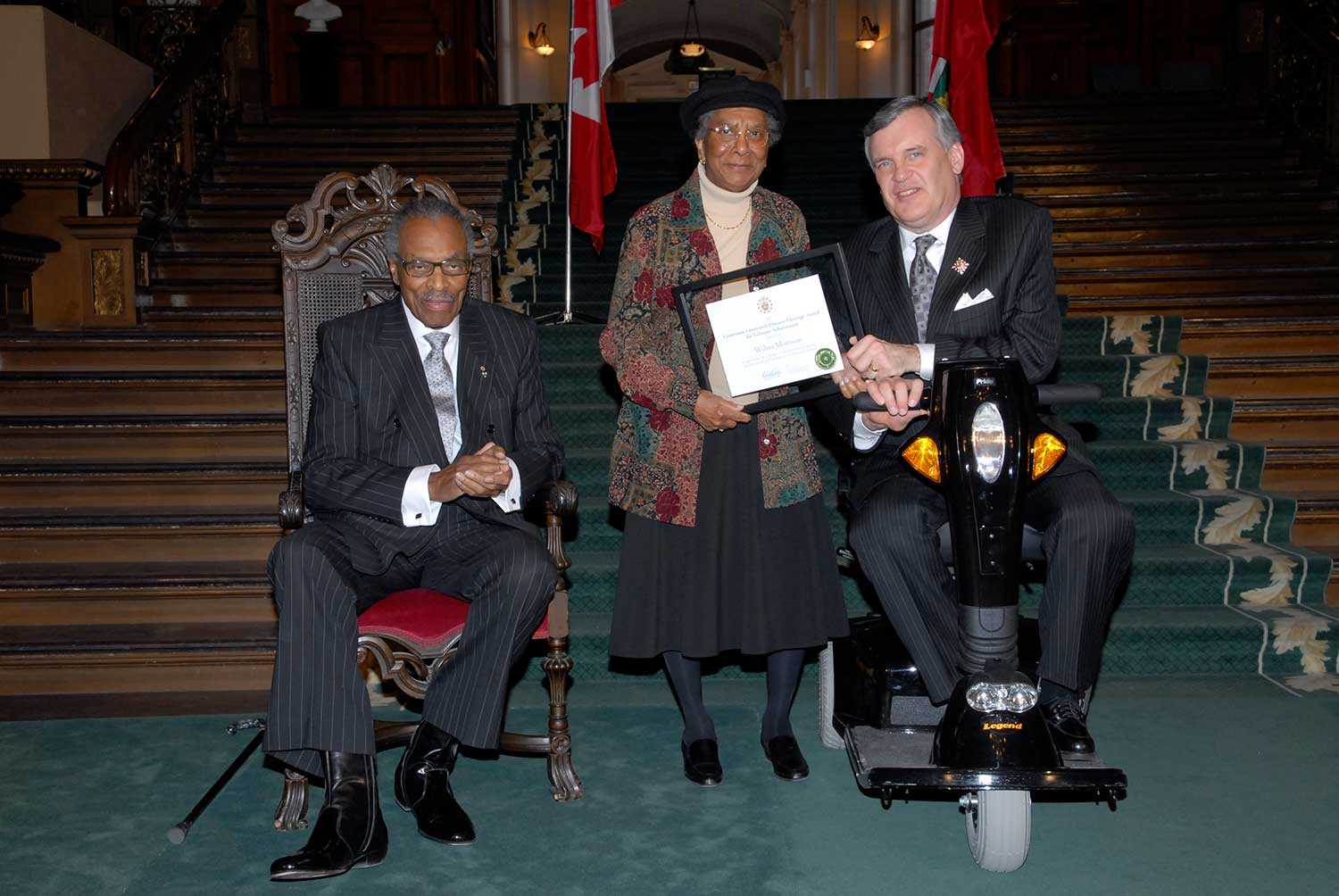 En 2007, Wilma Morrison reçoit un Prix du lieutenant-gouverneur pour l’ensemble des réalisations en matière de conservation du patrimoine ontarien de la part de la Fiducie du patrimoine ontarien. Ce dernier lui est remis par l’honorable Lincoln M. Alexander (à gauche) et par l’honorable David C. Onley, lieutenant-gouverneur de l’Ontario.