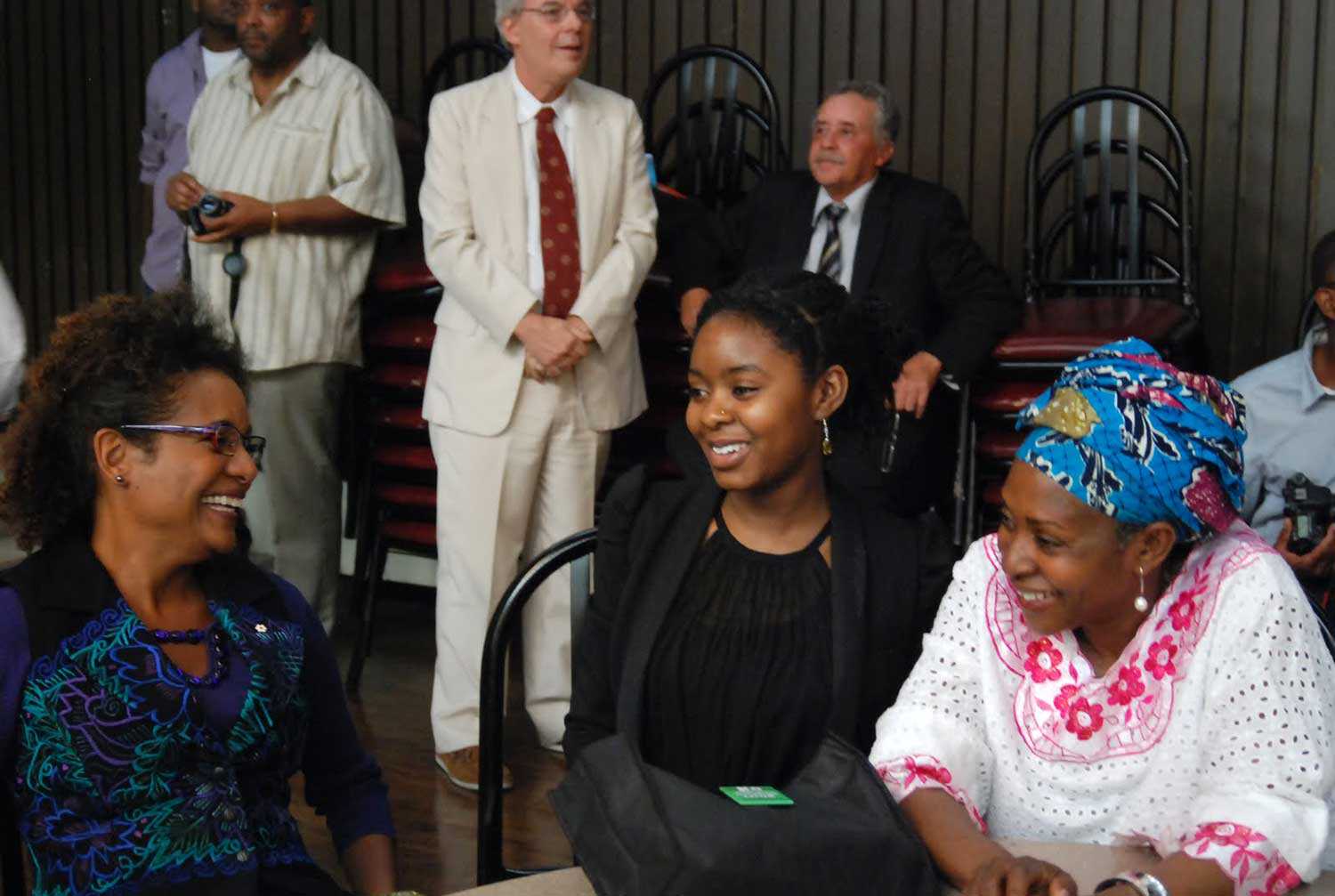 L’ancienne gouverneure générale Michaëlle Jean partage quelques instants avec Afua Cooper (à droite) et sa fille Habiba Diallo (au centre) lors de l’événement organisé le 27 août 2011 par le Harriet Tubman Institute.