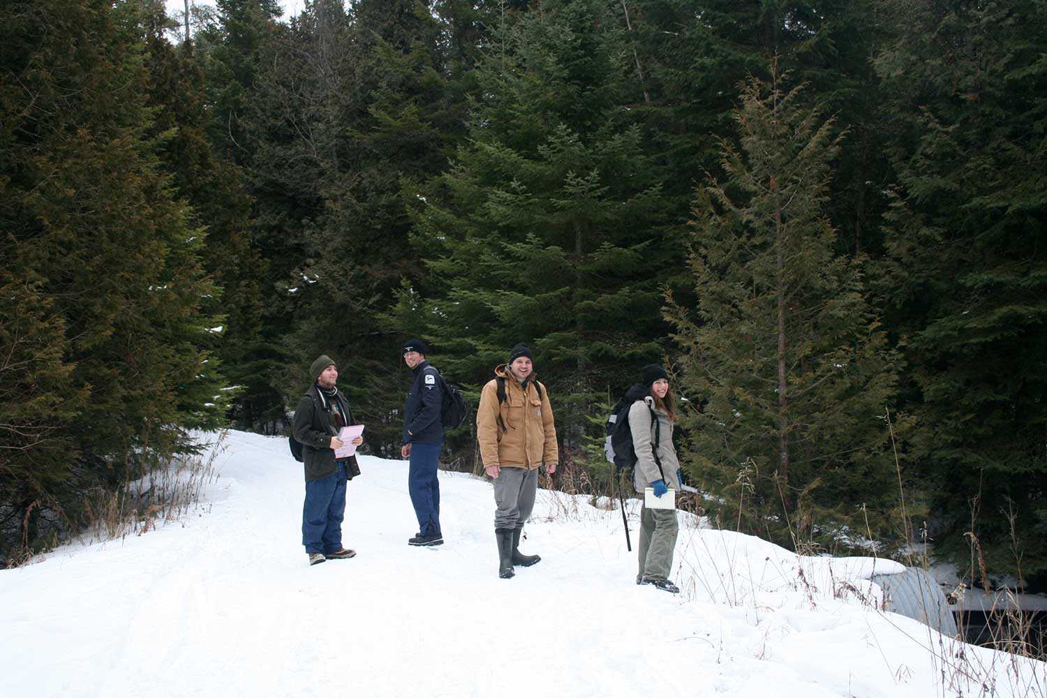 Des étudiants du Collège Fleming, en compagnie de Jessie James, coordonnateur des zones de conservation de Kawartha, s’apprêtent à recueillir des données sur les plantations de la zone du ruisseau Fleetwood, printemps 2010