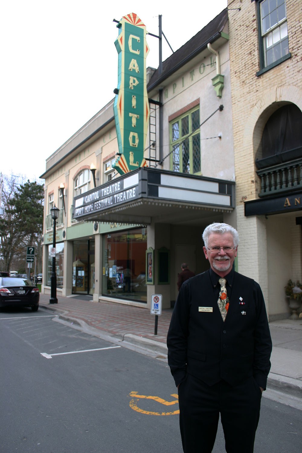 Peter Bolton est bénévole au théâtre Capitol, organisme sans but lucratif et privé qui fonctionne grâce aux dons versés par les entreprises locales, par les particuliers et par la municipalité. (Photo : Stephen Ashton)