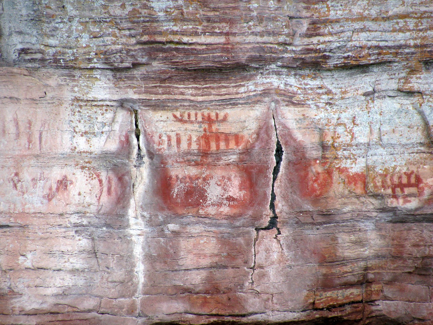 Le Maymaygwayshi, ou l’esprit de l’eau, peint sur la paroi d’une falaise près de l’embouchure de la  rivière Nipigon.he Maymaygwayshi, or water sprite, painted on a cliff near the mouth of the Nipigon River