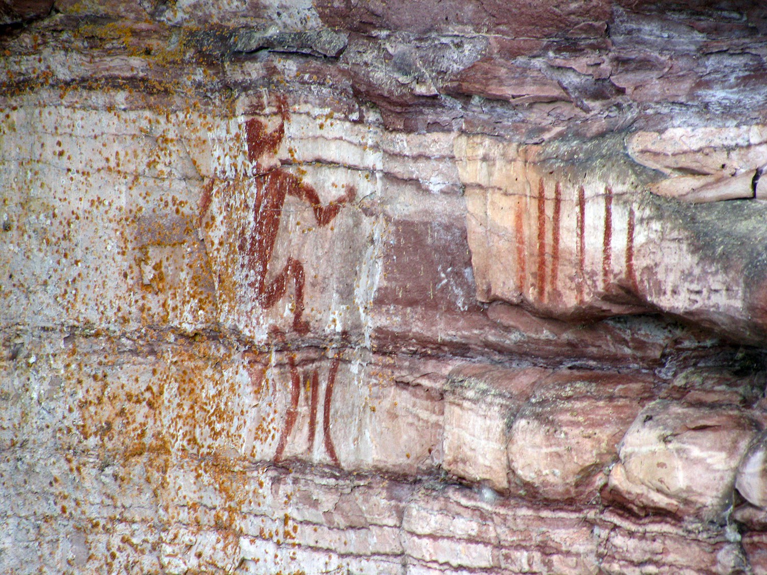 Le Maymaygwayshi, ou l’esprit de l’eau, peint sur la paroi d’une falaise près de l’embouchure de la  rivière Nipigon