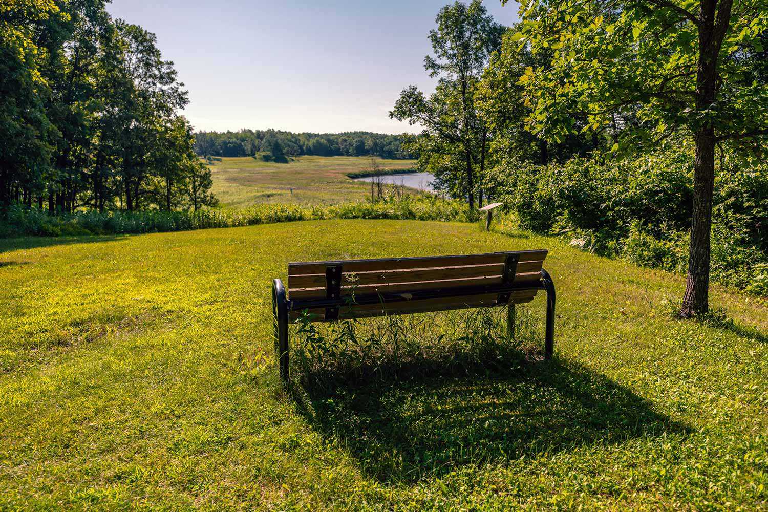 Ce banc surplombe la rivière et les tertres funéraires (Photo : Chris McEvoy, Rusty Anchor Productions)