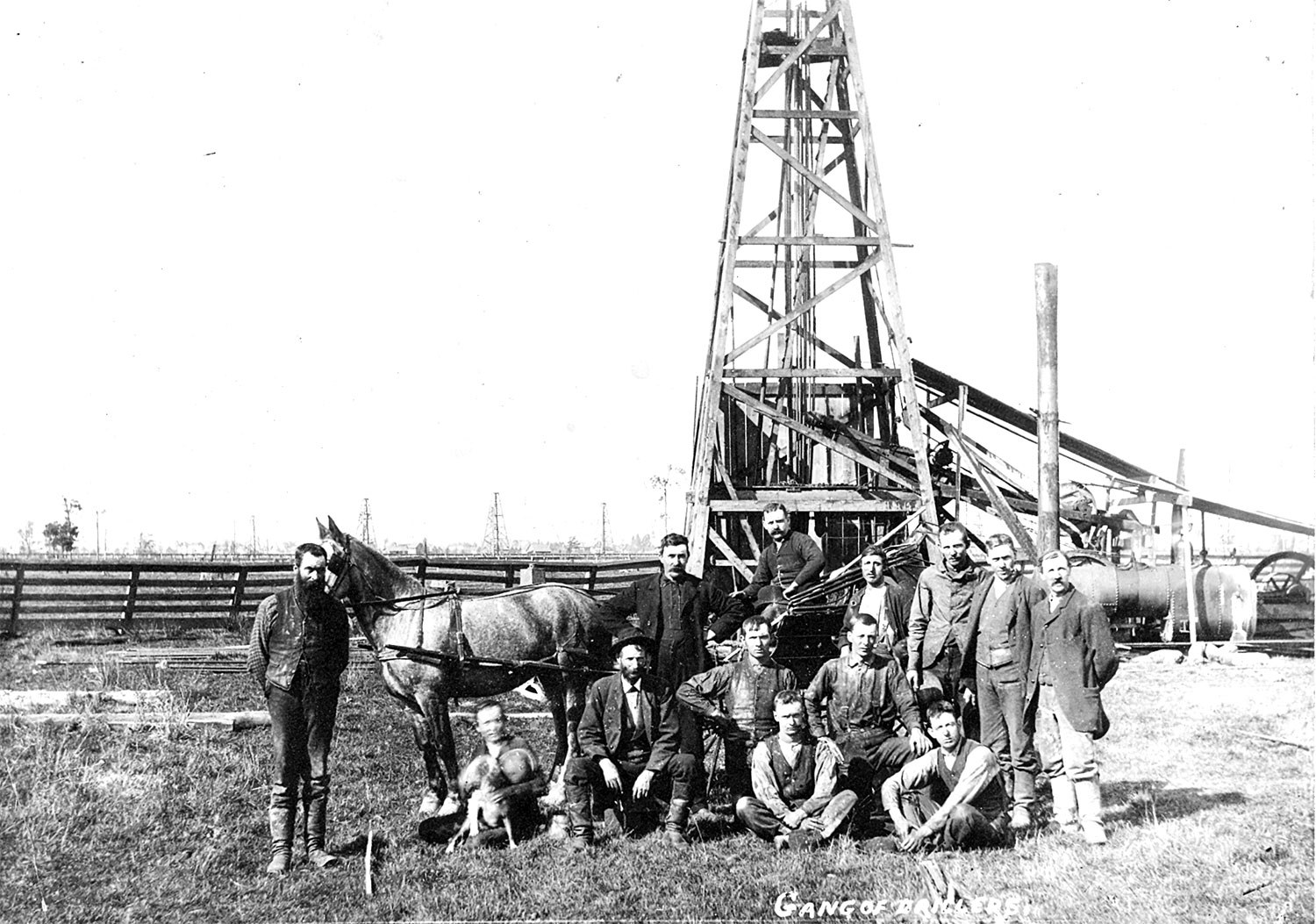 Les membres d’une équipe de forage posent devant leur appareil de forage à vapeur, à Petrolia, en 1910.