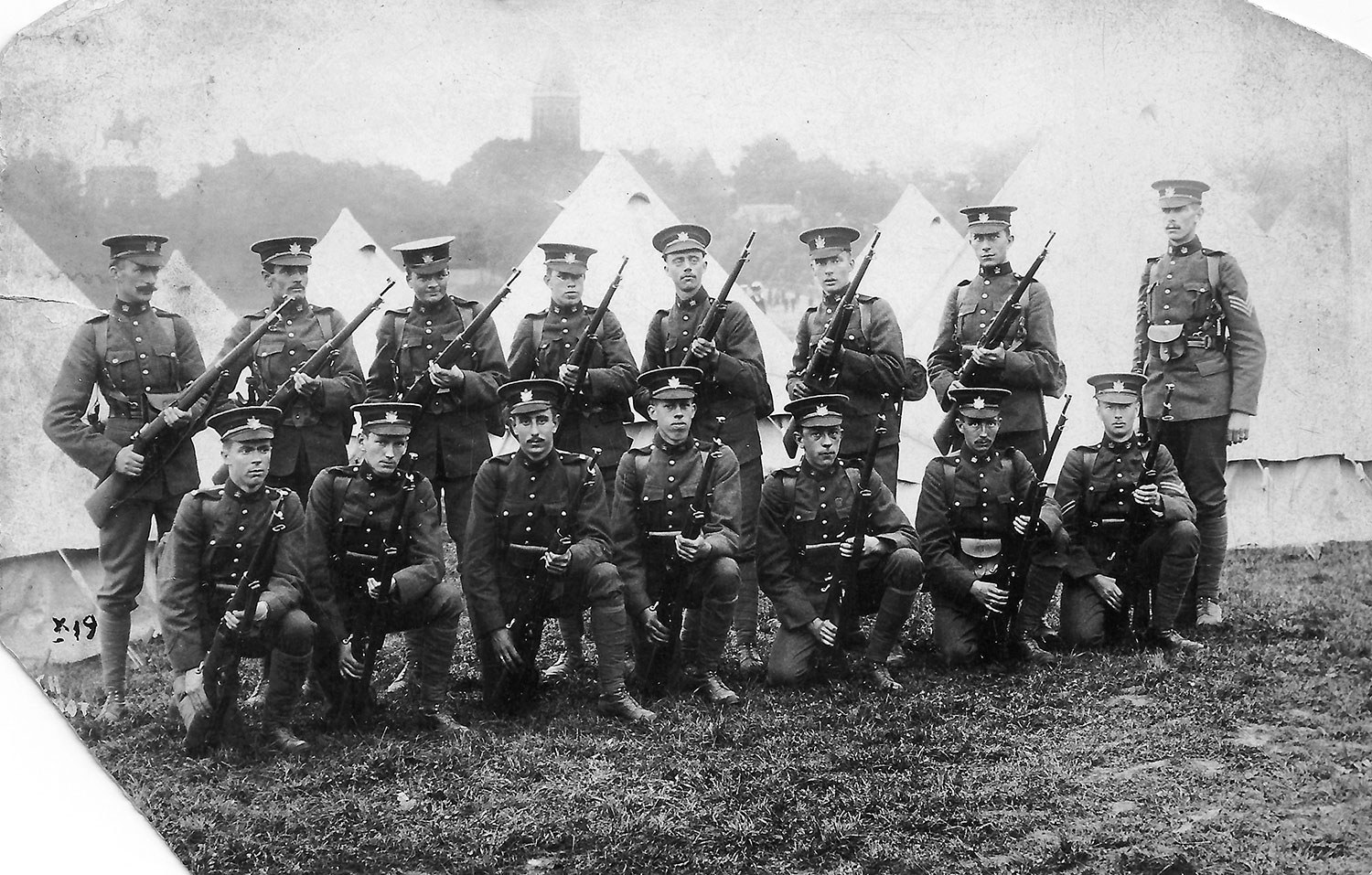 Ce groupe affiche une allure considérablement plus martiale. Ces soldats à la tenue très soignée appartiennent à l’unité torontoise Queen’s Own Rifles, en poste en Angleterre avant le début de la Première Guerre mondiale.