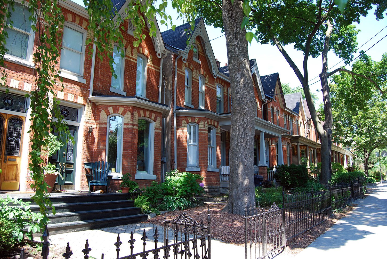 Toronto compte actuellement 20 DCP pleinement en vigueur, soit le plus grand nombre de districts de tout l’Ontario. Le paysage de rue représenté sur la photo fait partie du DCP Yorkville-avenue Hazelton.