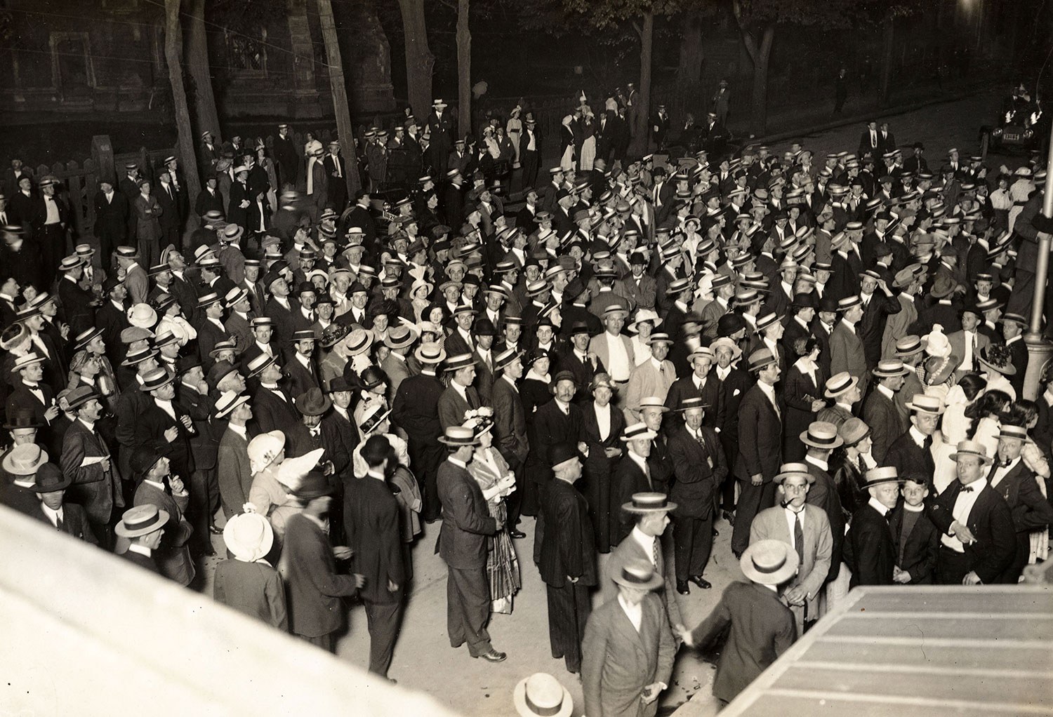 « La guerre est déclarée! » Scène ayant eu lieu devant les bureaux du Toronto Star à minuit, le 4 août 1914. Photo : Archives de l’Université Queen’s, fonds A.A. Chesterfield.