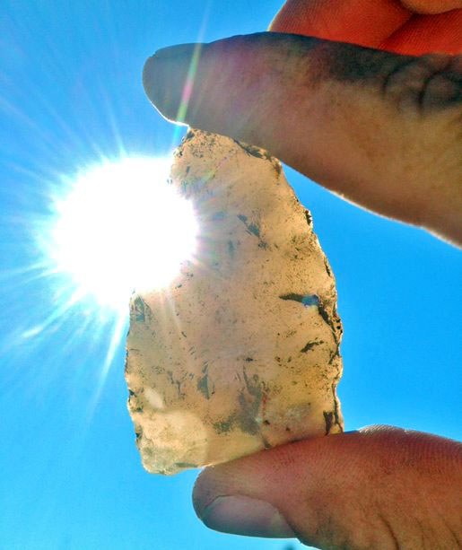 Cette pointe de projectile en chert translucide, découverte récemment près  de Brantford, en Ontario, date de plusieurs milliers d’années. Photo : Christian  Wilson