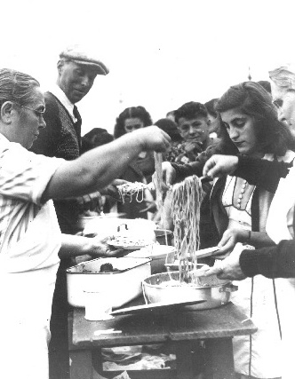 Repas servis à des grévistes affamés, 1946 (Photo : Collection du Centre des arts et du patrimoine des travailleurs et travailleuses)