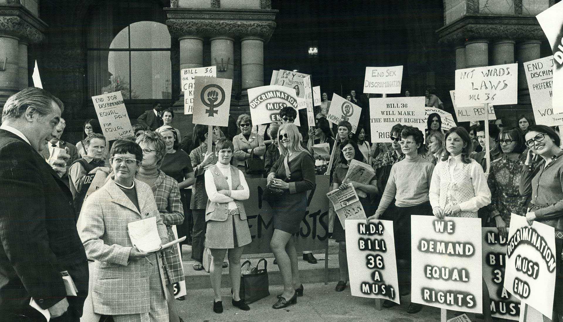 Des membres de la Voix des femmes manifestent à Queen’s Park en avril 1970 pour demander l’appui d’un projet de loi visant à assurer aux femmes un salaire égal pour un travail égal. (Source : Dick Darrell/Toronto Star via Getty Images)